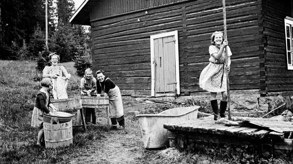 Kartano Kievarin lavatanssin tarina, talkooleiriliset talon tyttrien kanssa pyykill, Vihti, Hyvrinen 1942, Museovirasto Finna.fi