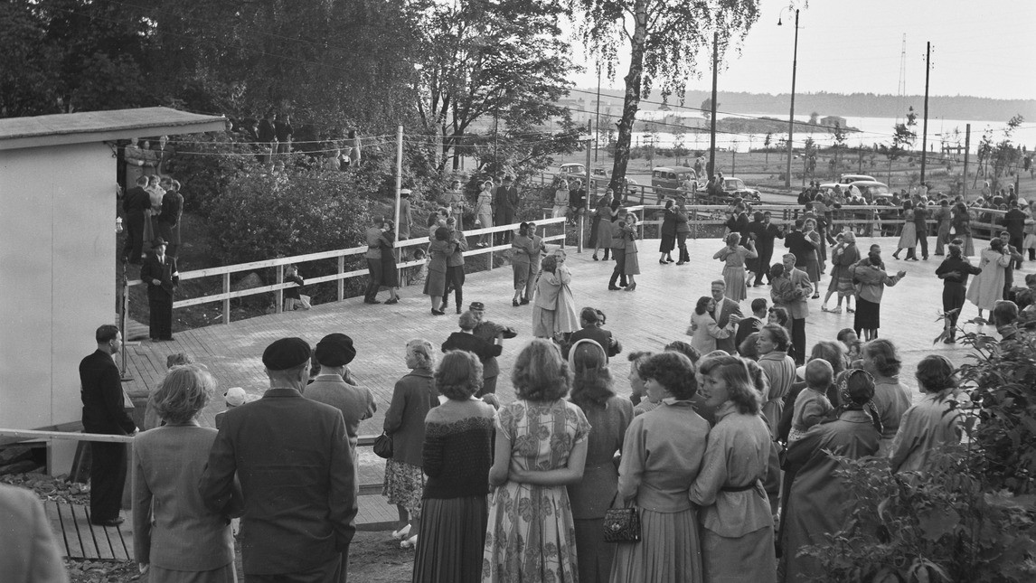 Kartano Kievarin lavatanssin tarina, tuntematon tanssilava, kuvaaja Kyytinen Pekka 1945-49, Museovirasto, Finna.fi